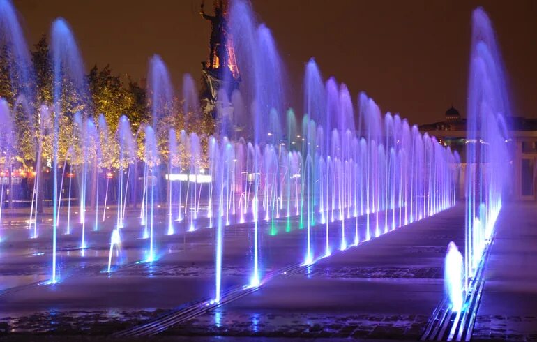 Включили ли фонтаны. Парк Музеон фонтаны. Сухой фонтан в Москве Музеон. Сухой фонтан Бабушкинский парк. Сухой фонтан в Москве в парке Музеон.