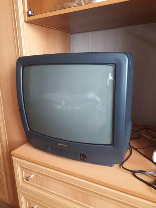Телевизор купить в новгород недорого. Телевизор Витязь 72 см. Телевизор в руках. Старый телек. Телевизор Витязь ламповый.