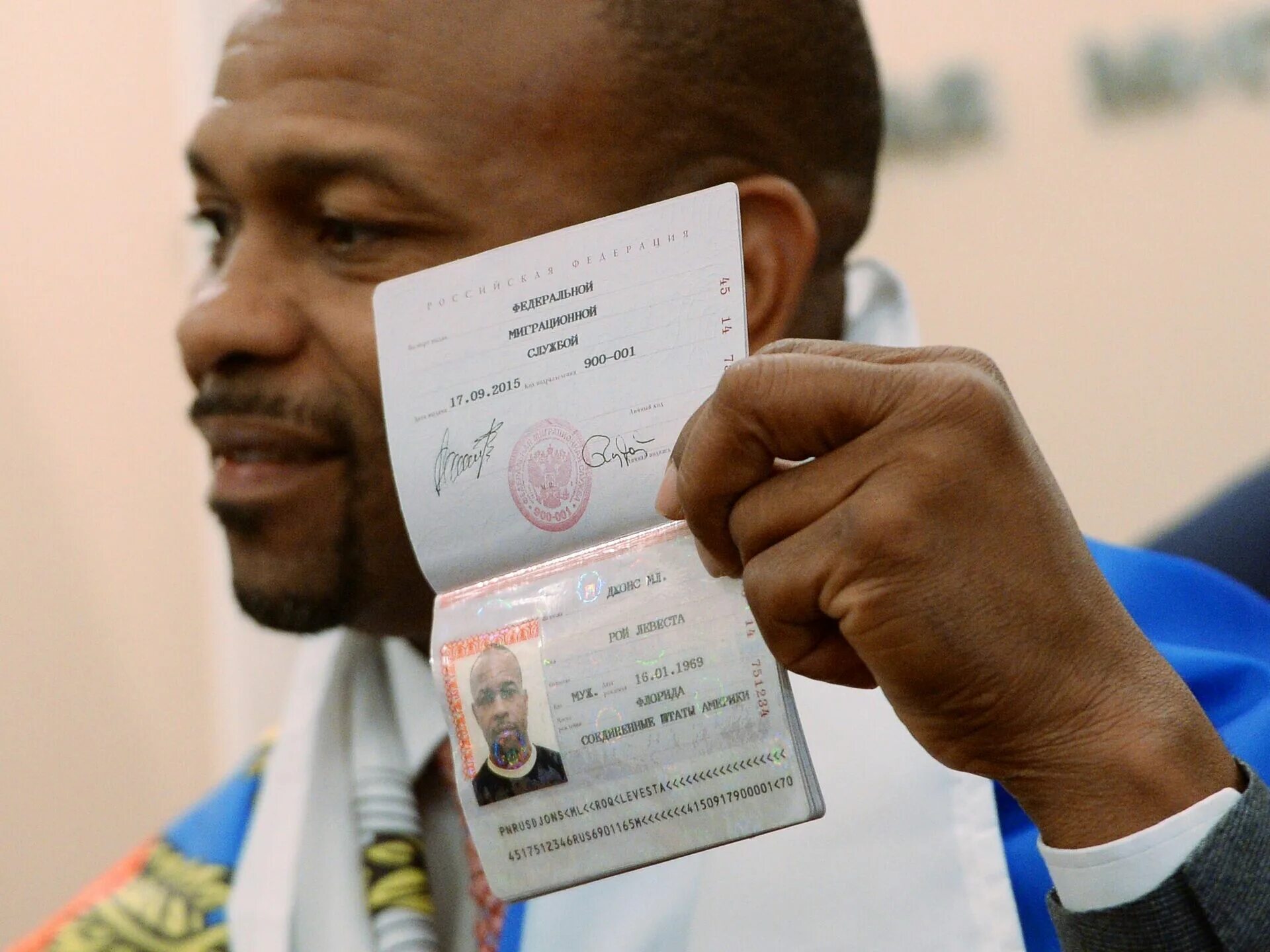 Российское гражданство граждан узбекистана. Рой Джонс российское гражданство. Рой Джонс получил российское гражданство.