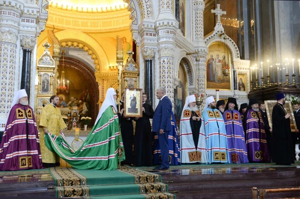 Передача патриарх. Передача патриарх. Кирилл слово пастыря 1995. Патриарх дарит икону военному. Патриарх подарил икону.