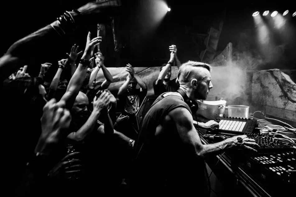 Enter main. Ричи Хоутин диджей. Enter Richie Hawtin. Индастриал Техно вечеринка. Detroit Techno DJS.