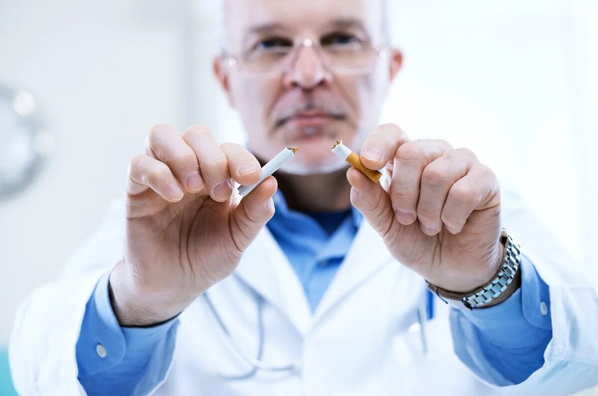Бросить курить доктор. Врач с сигаретой. Врачи против курения. Пациент вредные привычки. Врач от курения.