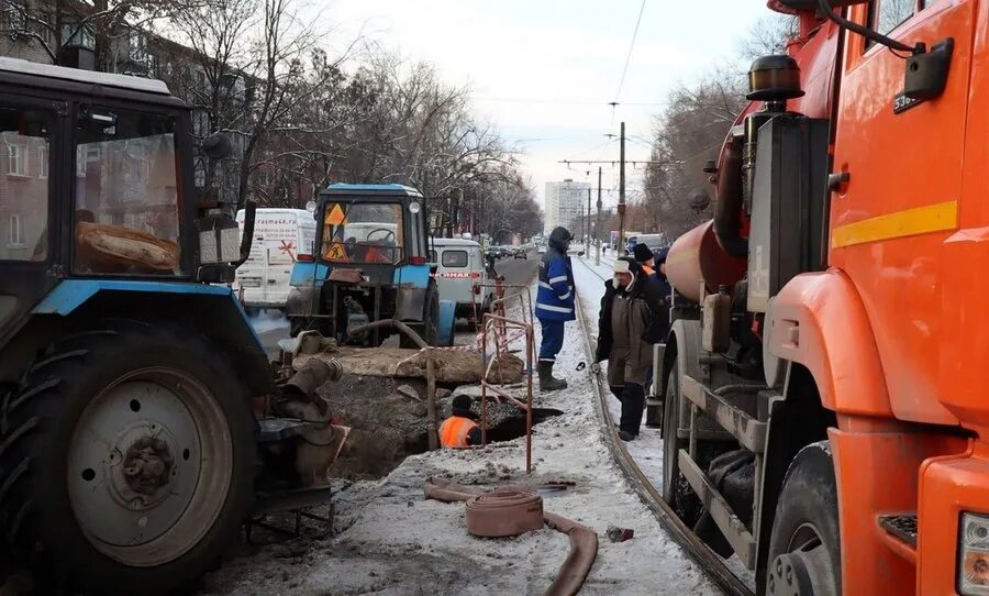 Пожар на кзтз курск 2009. Кзтз (курский завод тракторных запчастей. Последствия вчерашнего ливня в курске на кзтз фото. Горячая вода на кзтз курск сегодня. Порыв теплосети.