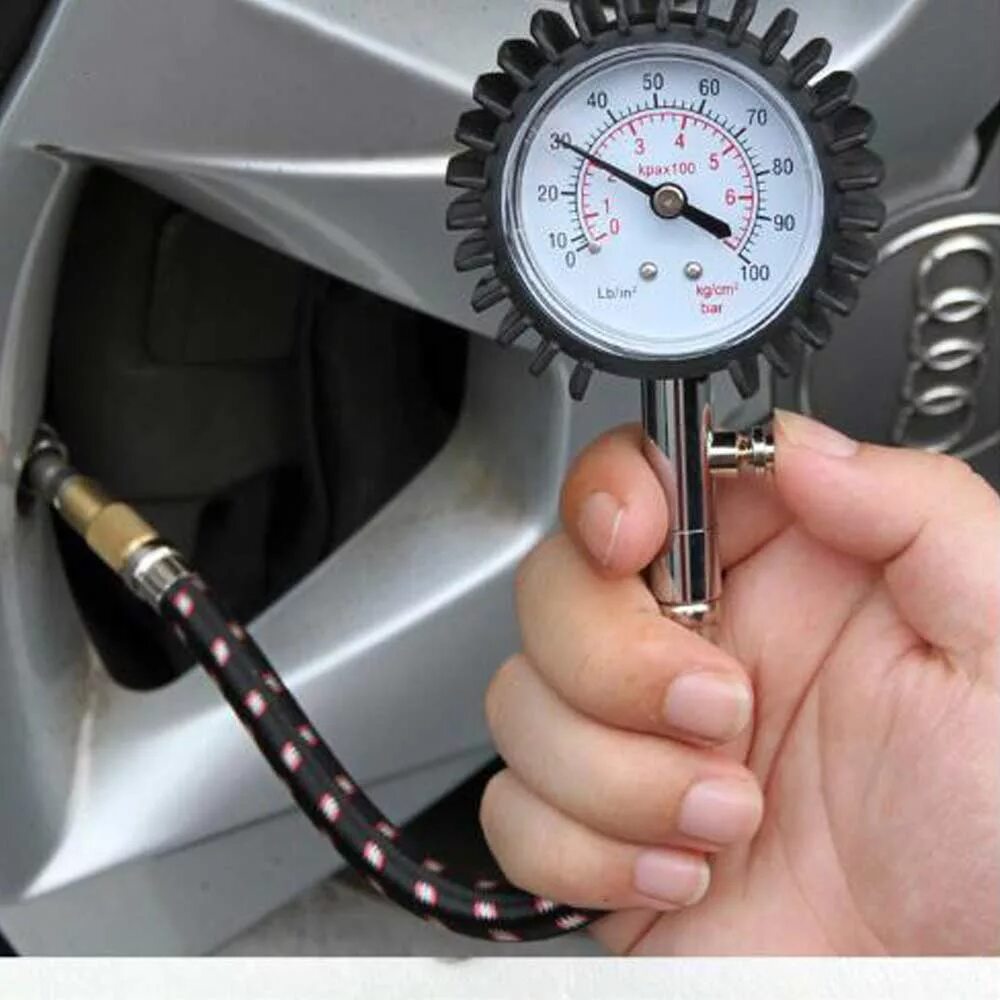 Измерение давления автомобиля. Tire Gauge манометр. Манометр автомобильный Tire Pressure Gauge. По манометр давление в шинах 2.2. Замер давления Додж Джорни.