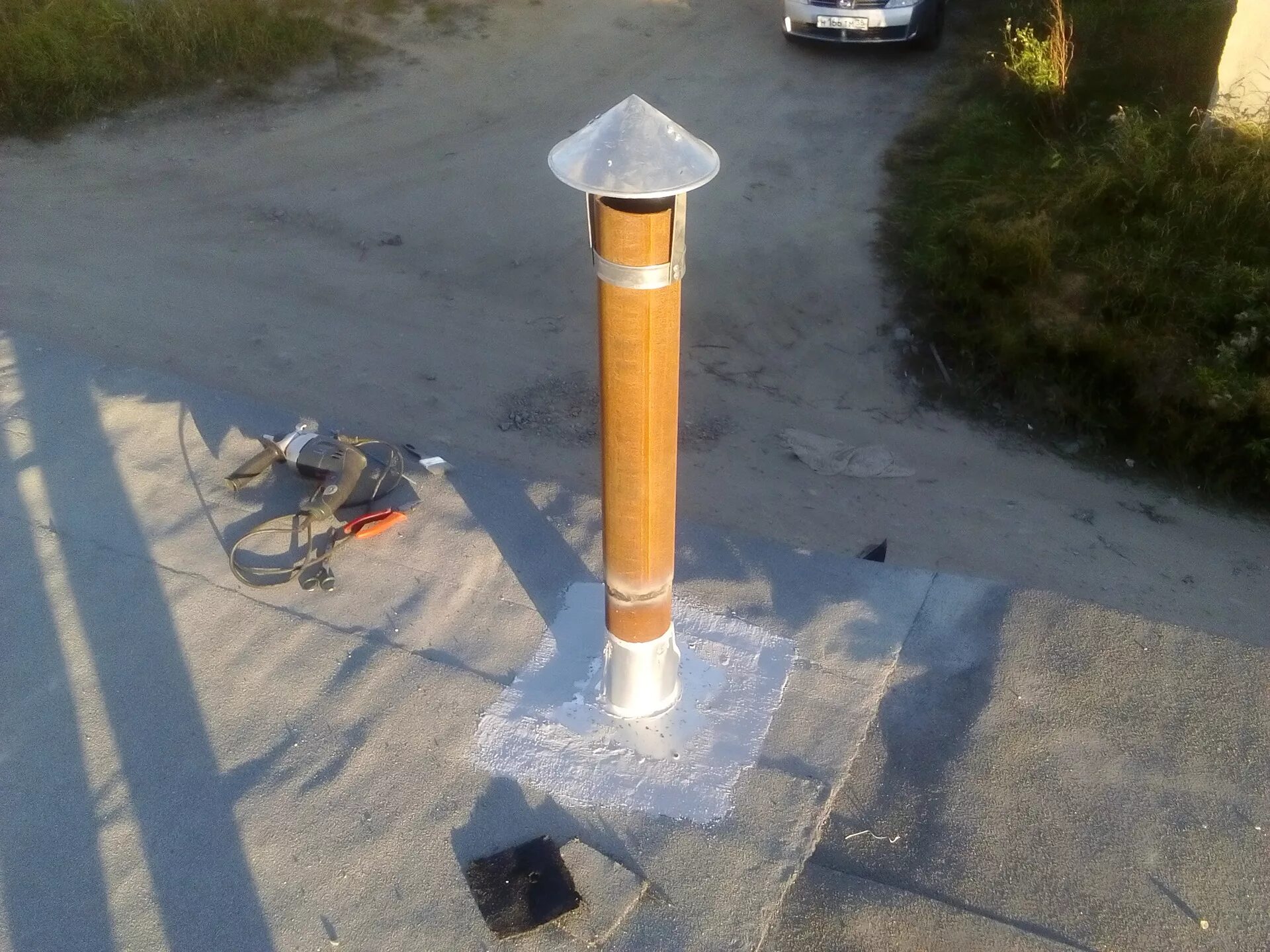 Проход через крышу для дымохода. Дымоход в гараже. Дымоход в бетонном перекрытии. Труба для дымохода в гараж. Сэндвич дымоход через крышу.