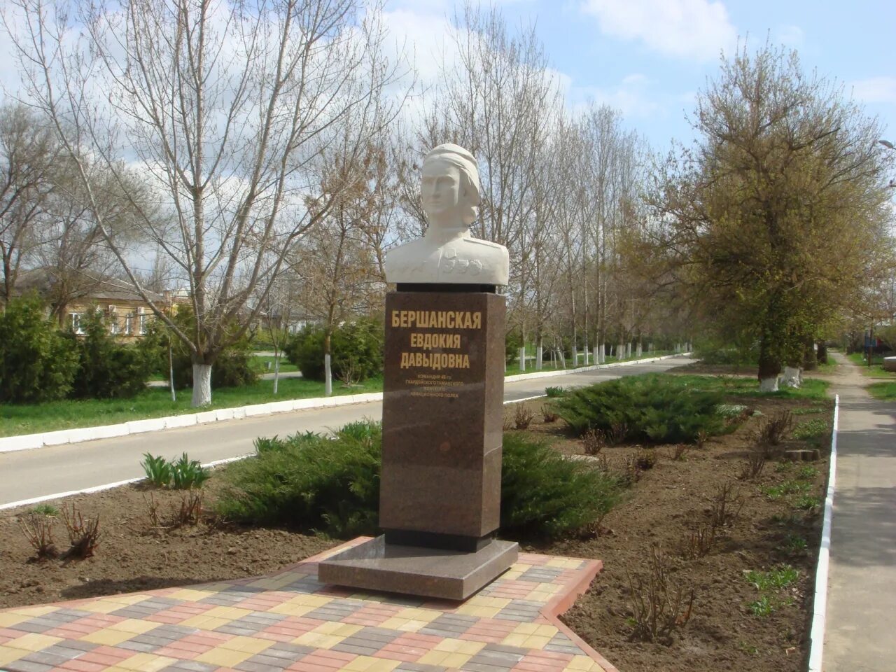 Сколько в благодарном. Памятник Евдокии Бершанской Ставрополь. Памятник Однокозову Благодарный.