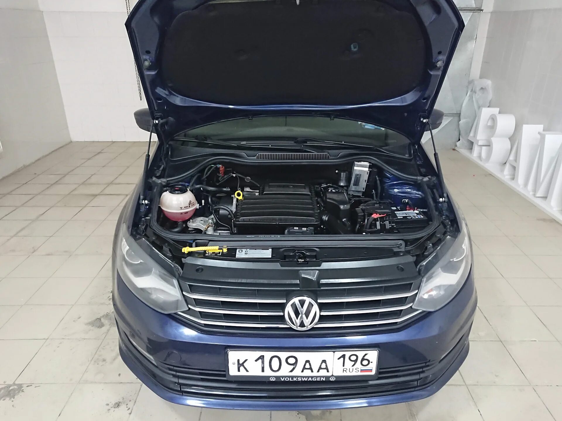 Капот vw polo. Уплотнитель капота VW Polo sedan. Уплотнитель капота Фольксваген поло седан. VW Polo уплотнитель под капотом. Уплотнители капота Volkswagen Polo.