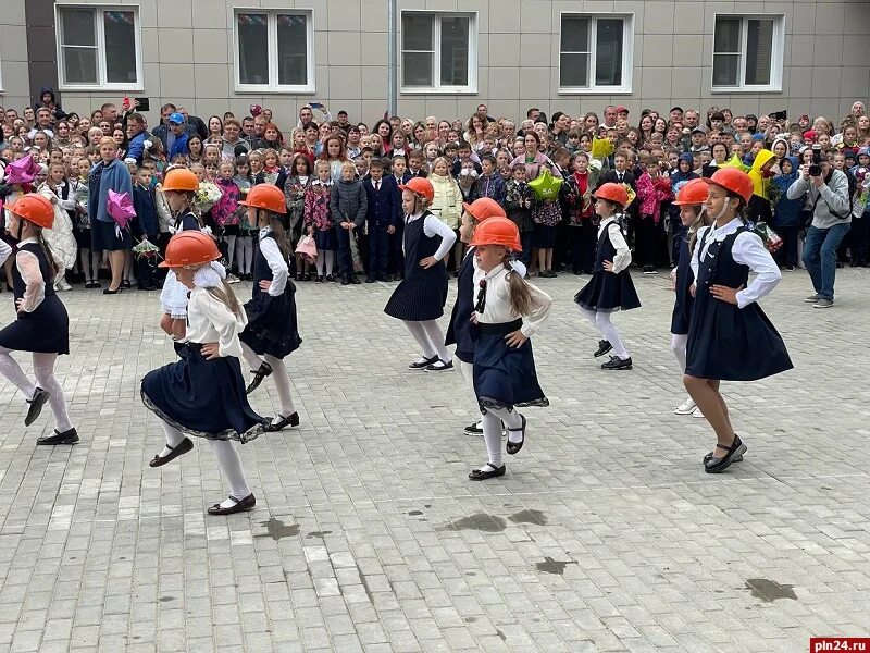 Школы в великих луках. Инженерно экономический лицей Великие Луки. Великие Луки ИЭЛ школа. Школа 12 Великие Луки. Новая школа в великих Луках.