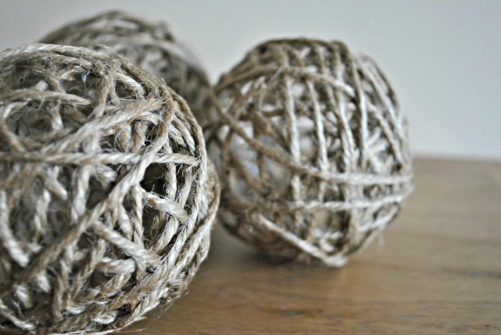 шары из ниток и клея. шарики из веревки и клея пва. шар из веревки своими. шары из веревки. шарики из шпагата и клея.