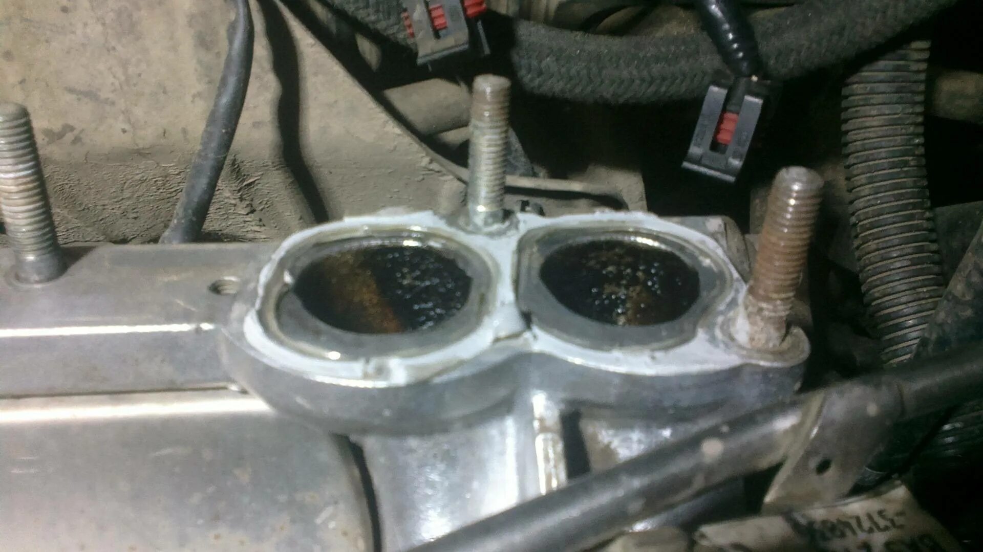 Датчик давления масла ваз 2190. Ресивер лада гранта 8 клапанная. Датчик холостого хода лада гранта 8 клапанная. Пластмассовая пробка на коробке лада гранта. 6 8 клапанный.