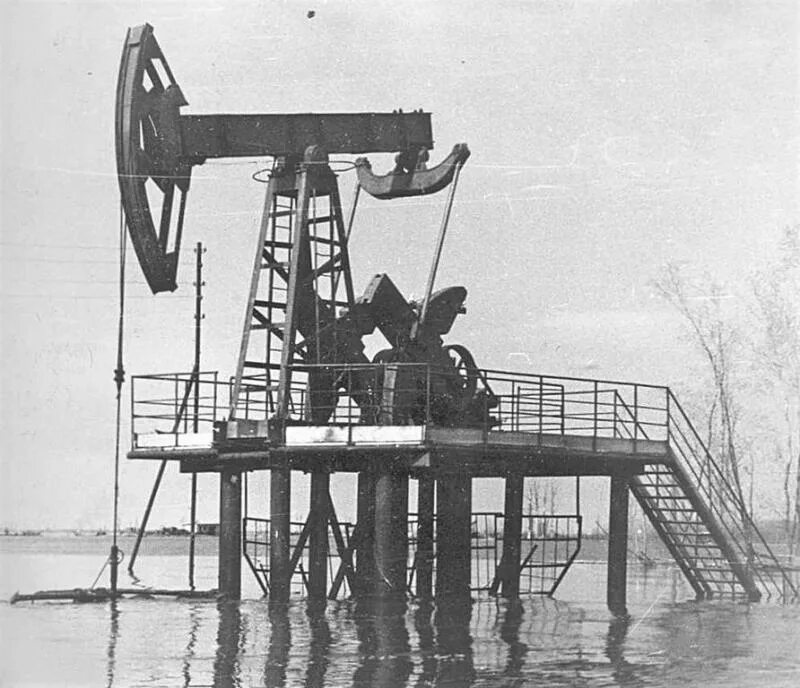 Сургут нефтяные месторождения. Нефть начало добычи. Добыча нефти в начале 20 века. Первая нефтяная скважина в мире баку. Нефтяное месторождение.