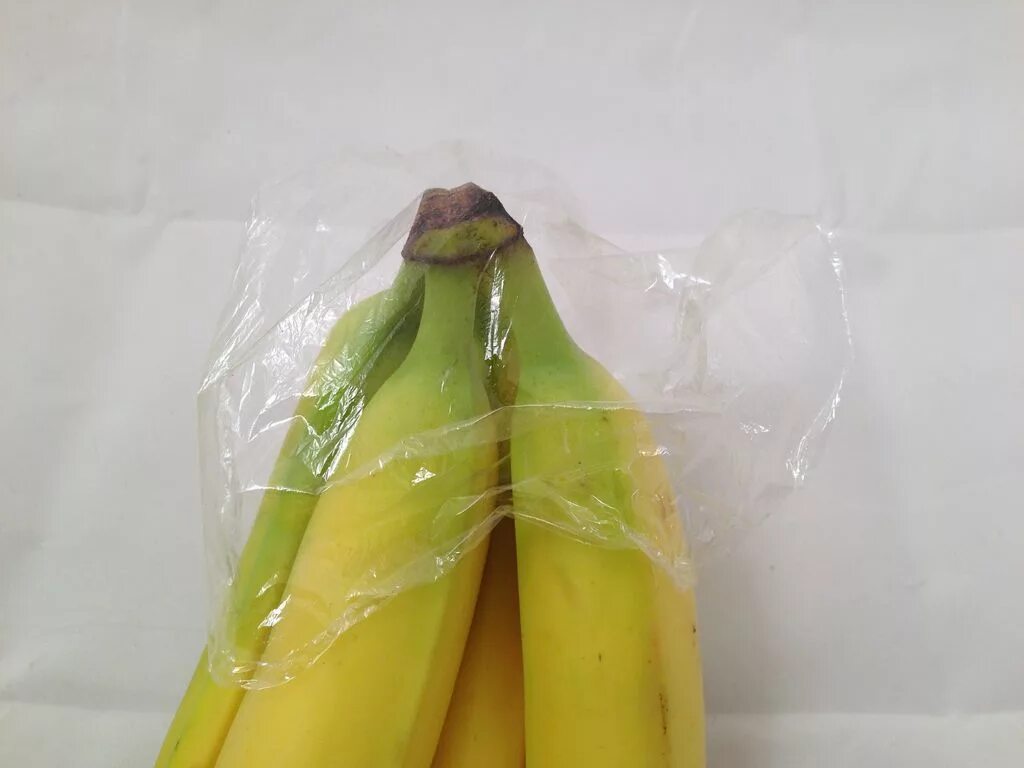 Как сохранить бананы в домашних. Хранение бананов. Бананы хранение. Хранения зеленых бананов. Бананы в пищевой пленке.