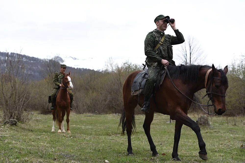 В области охраны государственной границы. Пограничник на лошади. Пограничники на конях. Российские военные на лошади. Пограники на лошадях.