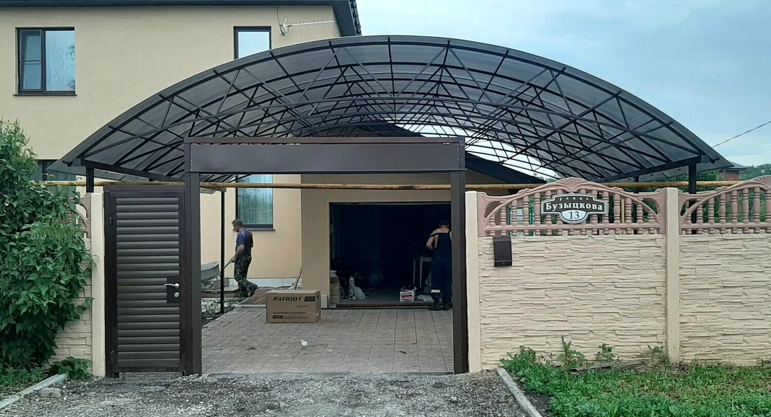 навес из металлоконструкций. арочный навес из поликарбоната. навес из поликарбоната по метал фермам 3360х1350х3300. навесы для частного дома. навес.