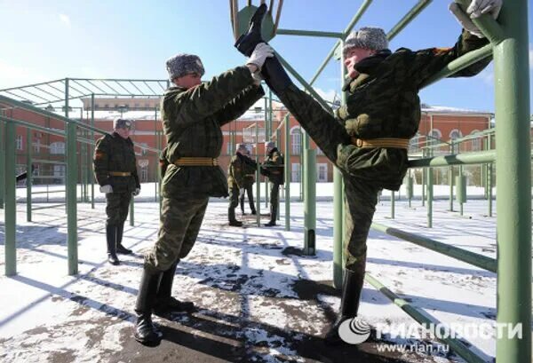 Рота нести. Президентский полк рота почетного караула. Президентский полк казарма. 154 Преображенский полк растяжка. Рота почетного караула тренировка.