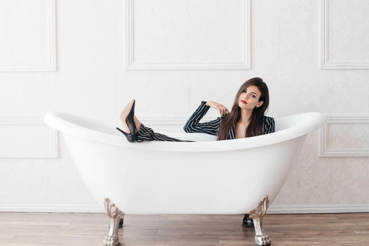 Victoria Justice. Victoria Justice Photoshoot. Почему прячутся в ванной