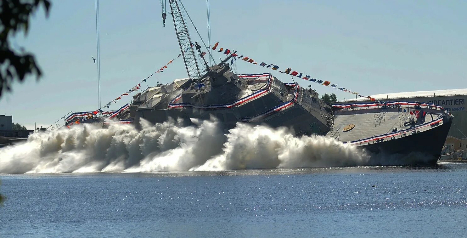 Судно на воде как называется. Спуск судна на воду. спуск корабля на воду. корабль спускают на воду. корабль на воде.