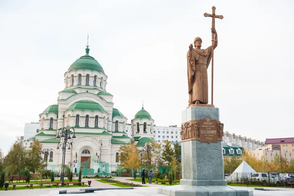 Памятники культуры астраханской области. Храм Святого равноапостольного Великого князя Владимира Астрахань. Храмство Владимира Астрахань. Памятник князю Владимиру в Астрахани.