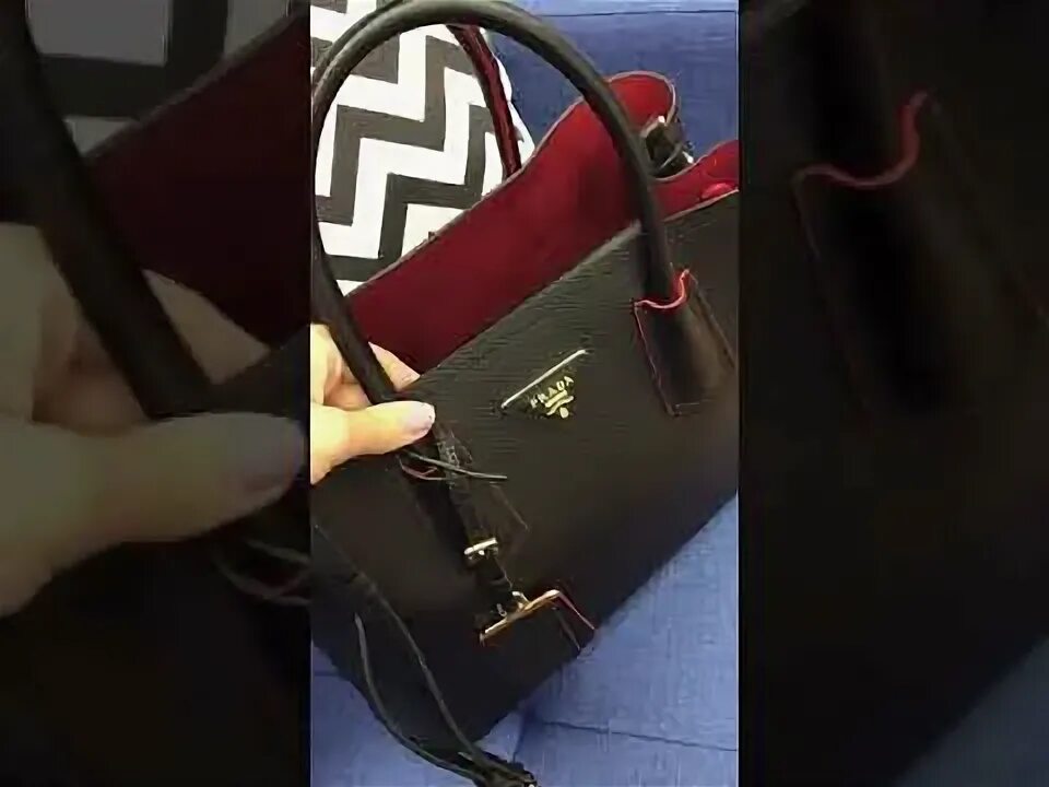 Как отличить прада. Сумка прада треугольник двойная. сумки prada triangle распаковка. сумка прада треугольник. поддельная сумка прада.
