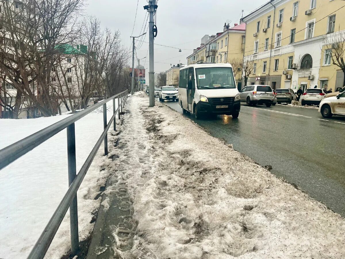 Само растает. Снегопад весной. Весенний снег. Снег на дороге. Снегопад во Владивостоке.
