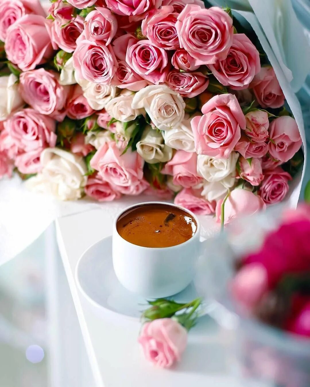 Доброе утро картинки красивые женщине. Утро цветы. Кофе и цветы. Доброе утро цветы. Утренний букет.
