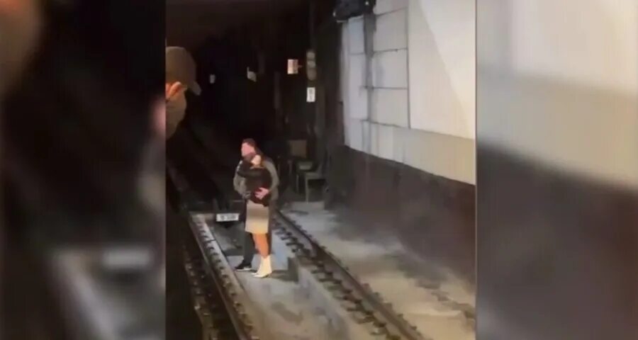 Девушка упала на рельсы в метро. Девушка на рельсах в метро. Девушка на рельсах в метро. Спасает девочку в метро. Девушка упала на рельсы в метро.