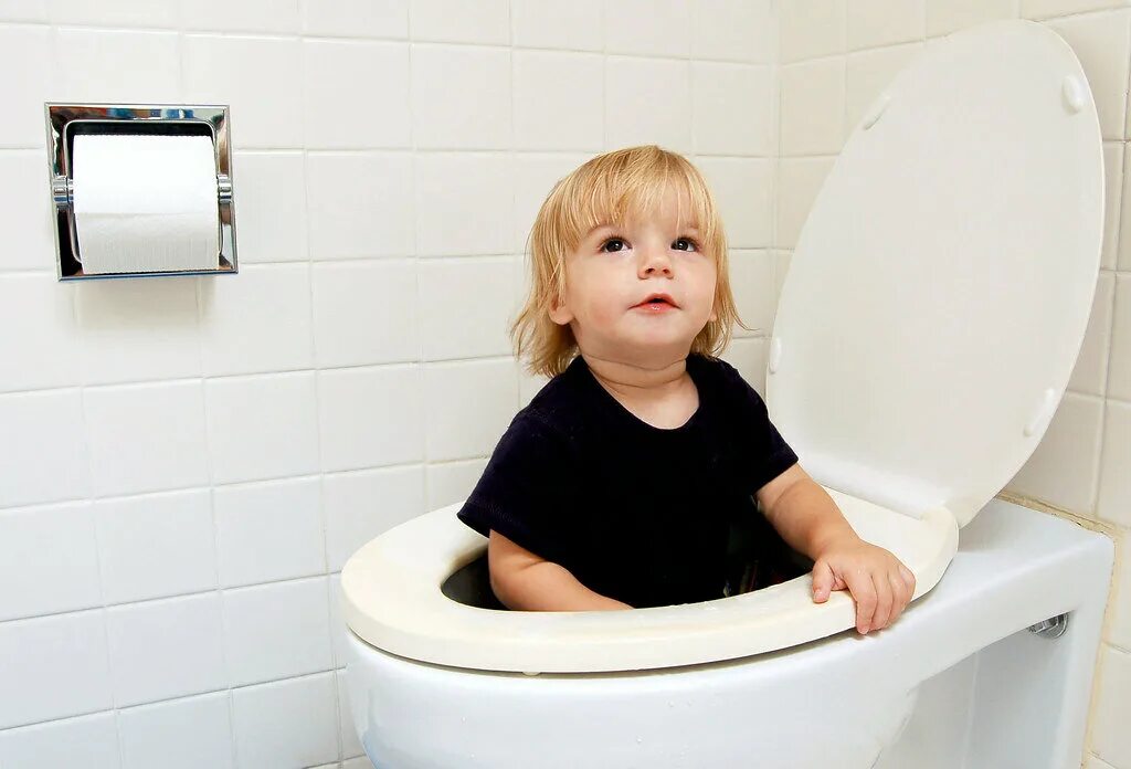 Маленькие дети в туалет. Ребенок на унитазе. Дети в туалете. Малыш на унитазе. Туалет для малышей.