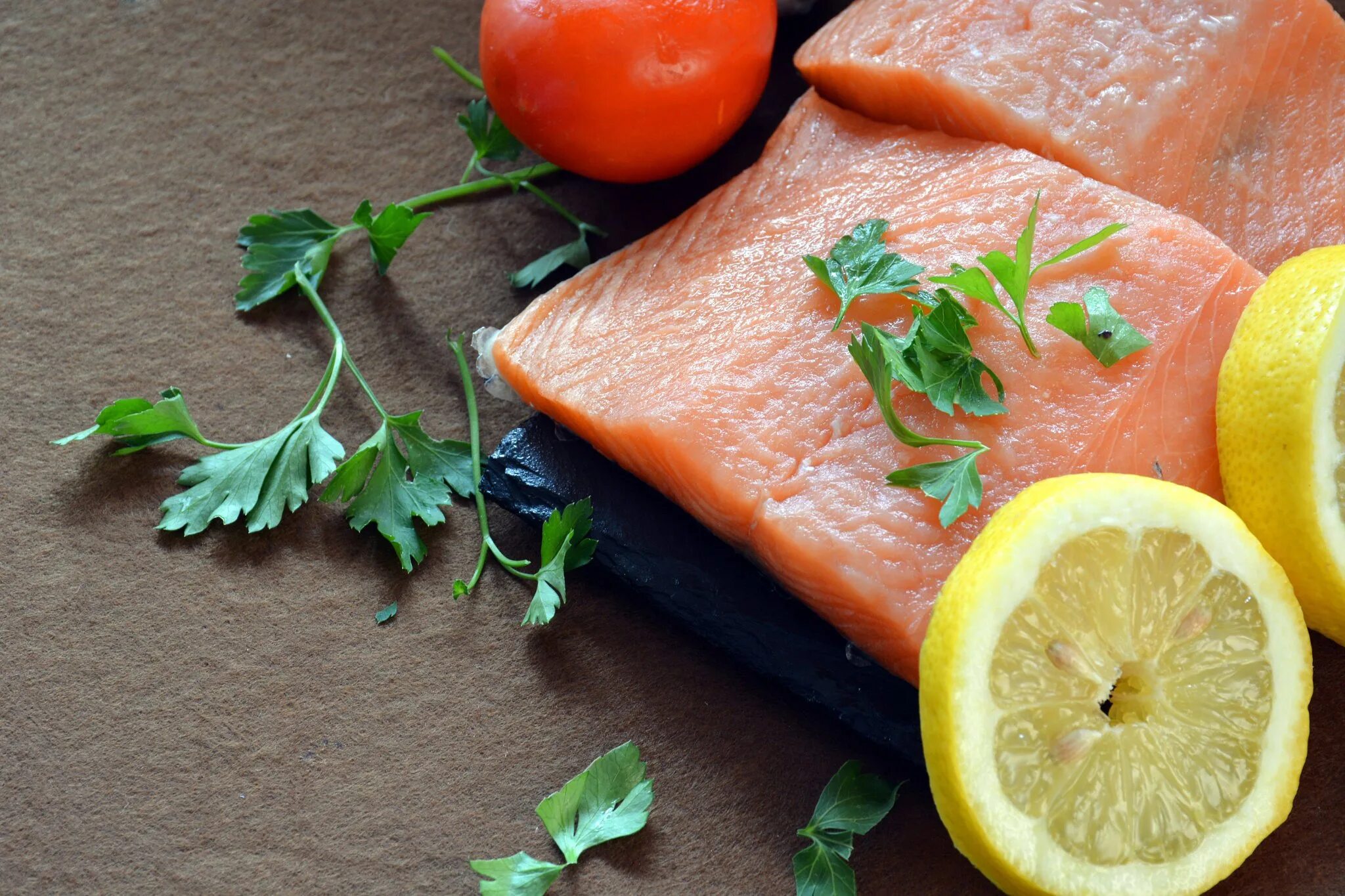 Блюдо "рыба". Блюдо "рыба". Зелень для рыбы. Шишкин форель на петрушке. Форель с картошкой.