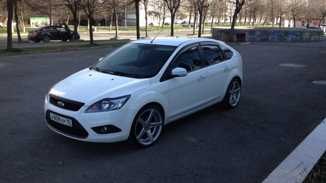 Форд фокус хлопок. Форд фокус 2 хэтчбек белый. Ford Focus 2 белый. Ford Focus 2 хэтчбек белый r18. Форд фокус 2 Рестайлинг хэтчбек белый.