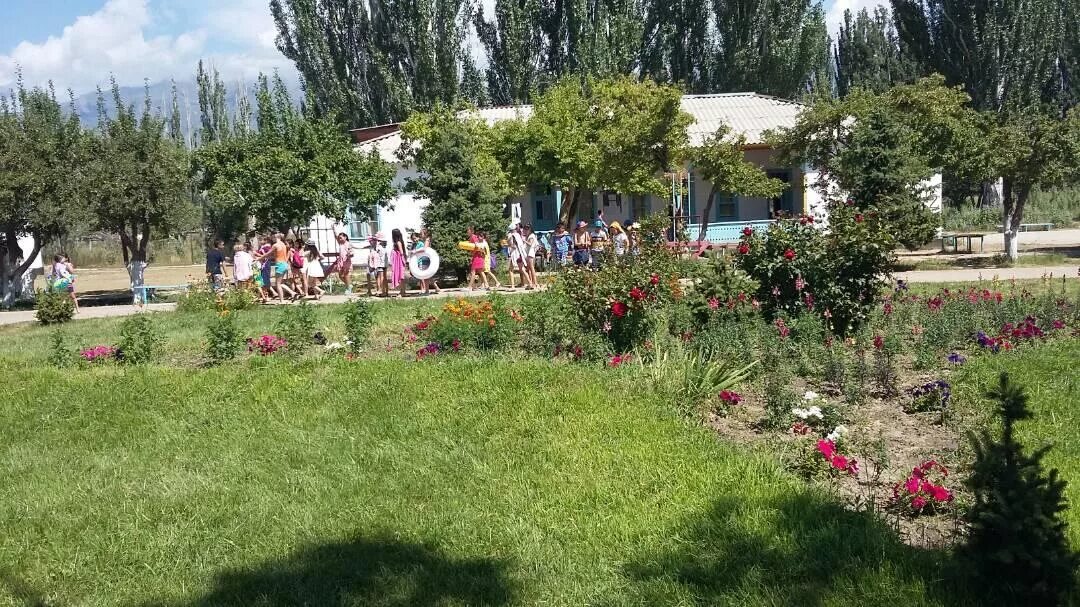 Лагерь на иссык куле. Лагерь орленок иссык куль. пионерский лагерь орленок на иссык-куле. иссык куль пионерлагерь орленок. детский лагерь барчын иссык куль.
