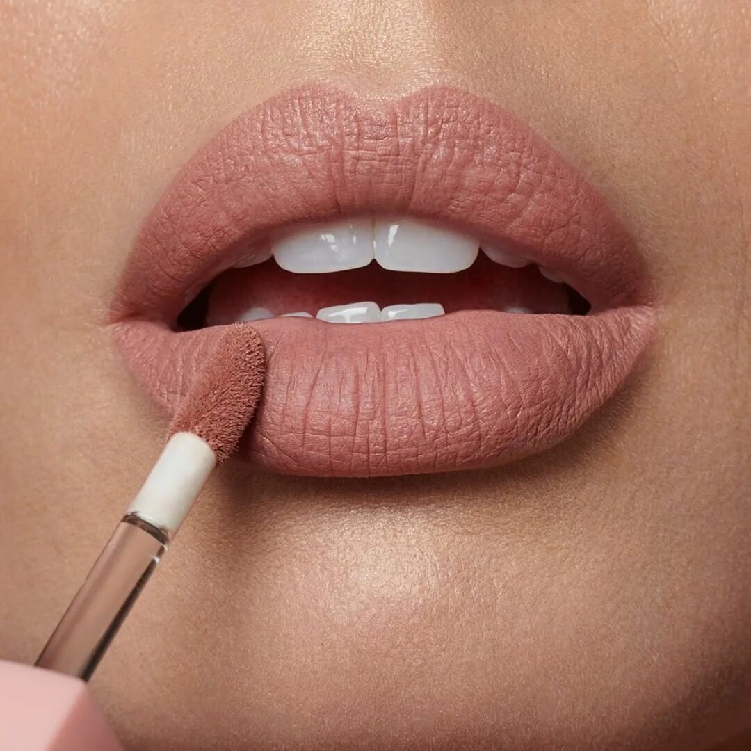 Красивые губы. Губы не накрашенные красивые. Пухлые губы без помады. Губы обычные. Губы без помады.