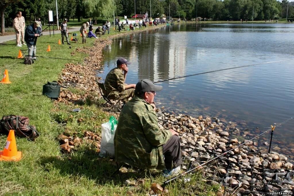 Можно ловить на пруду. Головинские пруды рыбалка. Фестиваль летней рыбалки. Рыбалка в Петровском пруду. Толпа рыбаков летом.