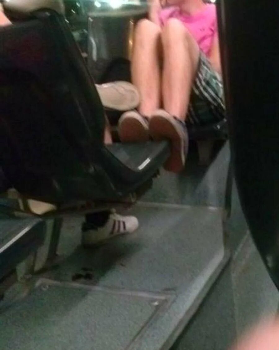 Убрать стоп в автобусе. Ноги в общественном транспорте. Ноги на сиденье. Ноги в маршрутке. Ноги на сиденье в транспорте.