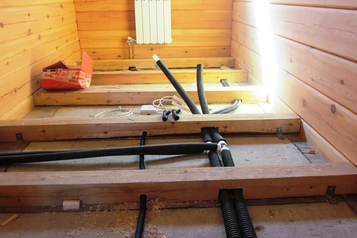 Трубы в деревянном доме. Канализация в бане. Прокладка труб отопления. Полипропилен в деревянном доме. Канализационная труба в деревянном перекрытии.