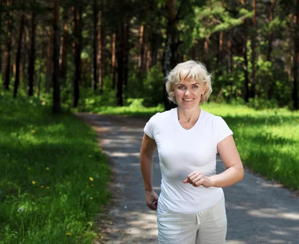 Пожилая женщина на природе. Пожилые дамы на природе. Сельские женщины 50 лет. Пожилая женщина в городе. Старые женщины на природе