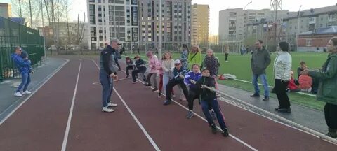 Несколько юношей соревнуются