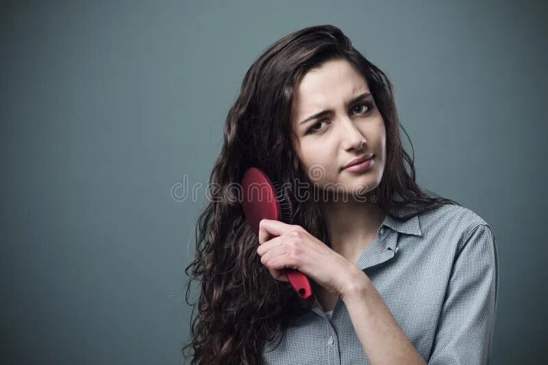 Причесываться. Девушка выжимает волосы. For your hair. Девушка с секущимися волосами. Прическа эффект мокрых волос.