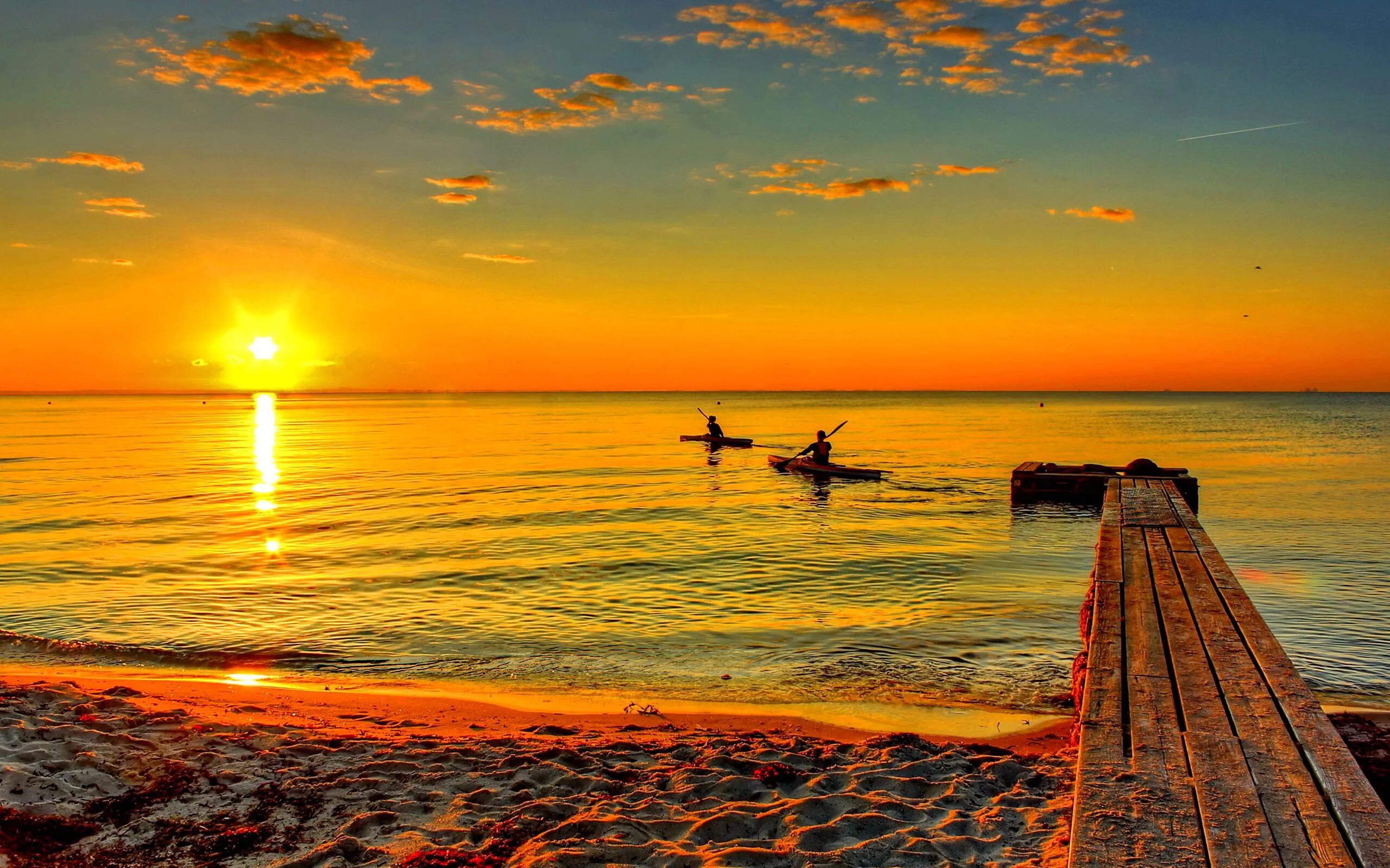 White sunrise. Рассвет на море. Морской закат. Закат над морем. Пляж закат.