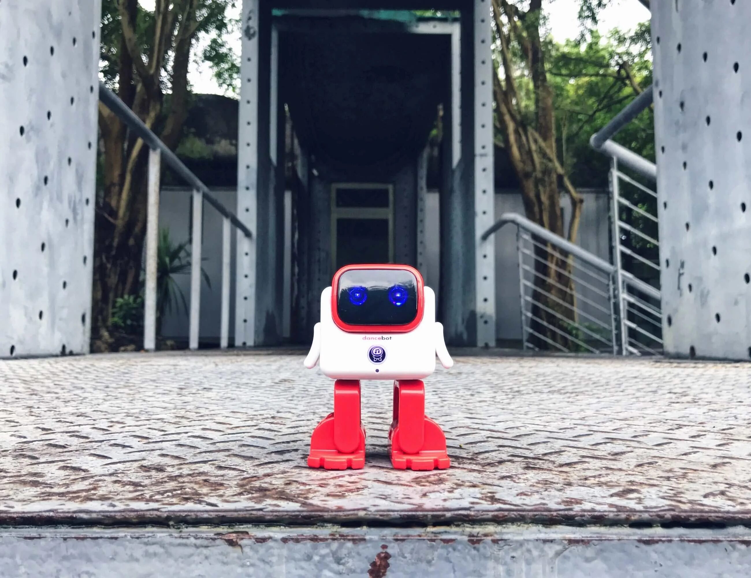 Танцующий робот песня. Dancebot. танцующая беспроводная колонка-робот dancebot. танцующий робот-колонка xiaomi robert. dancebot лол робот.