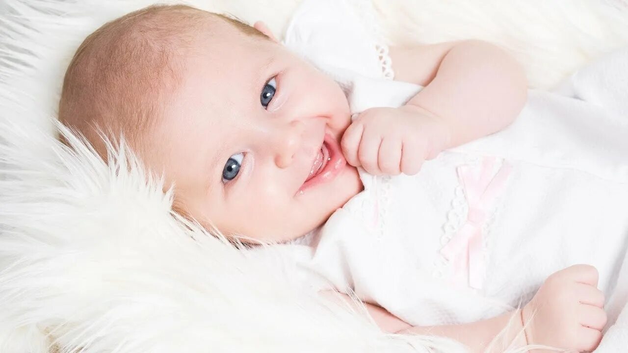 Картинки на рабочий стол малыши. Newborn baby. Baby now we do. Нагрубание молочных желез у новорожденного. Женщина с ребёнком на руках картинки.