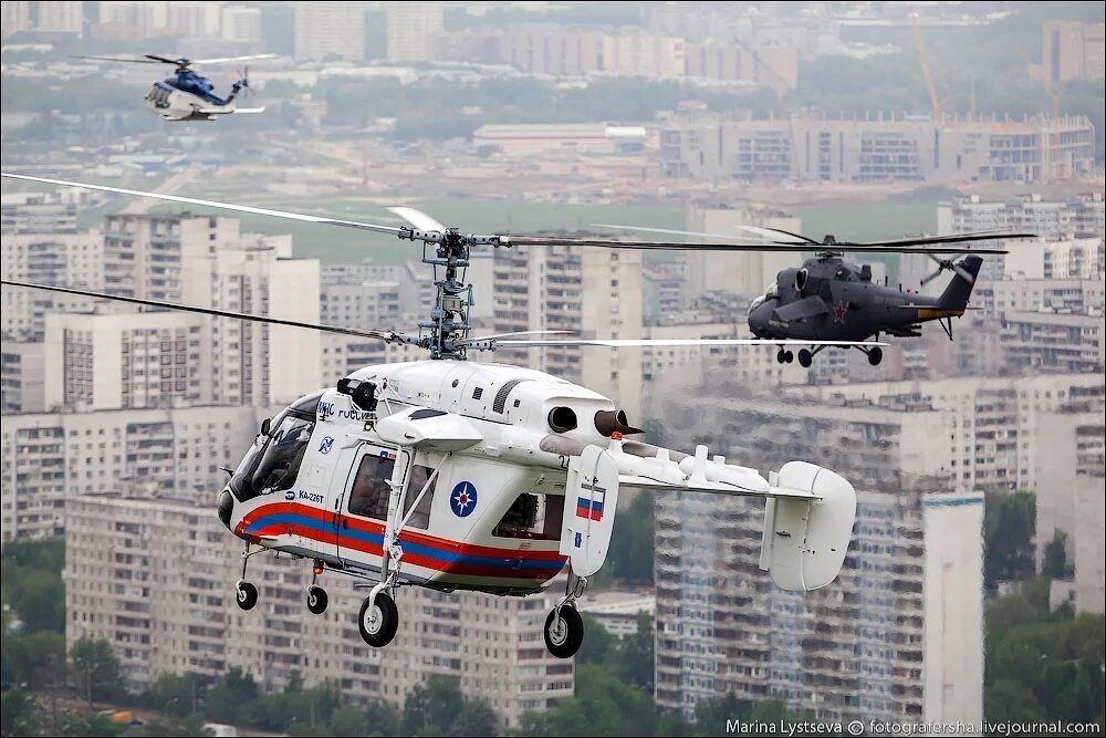 вертолет над мкадом. почему летали вертолеты. ка-32а11. вертолеты которые летали в троицко печерске. военные вертолеты над москвой.