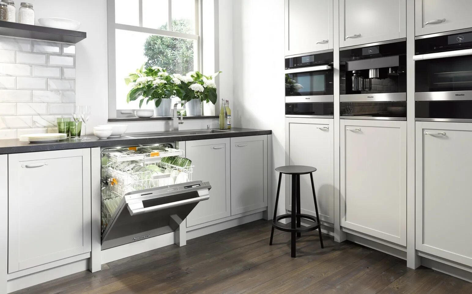 Miele g5210. Посудомойка в интерьере кухни. Посудомоечная машина в интерьере. Посудомоечная машина на кухне.