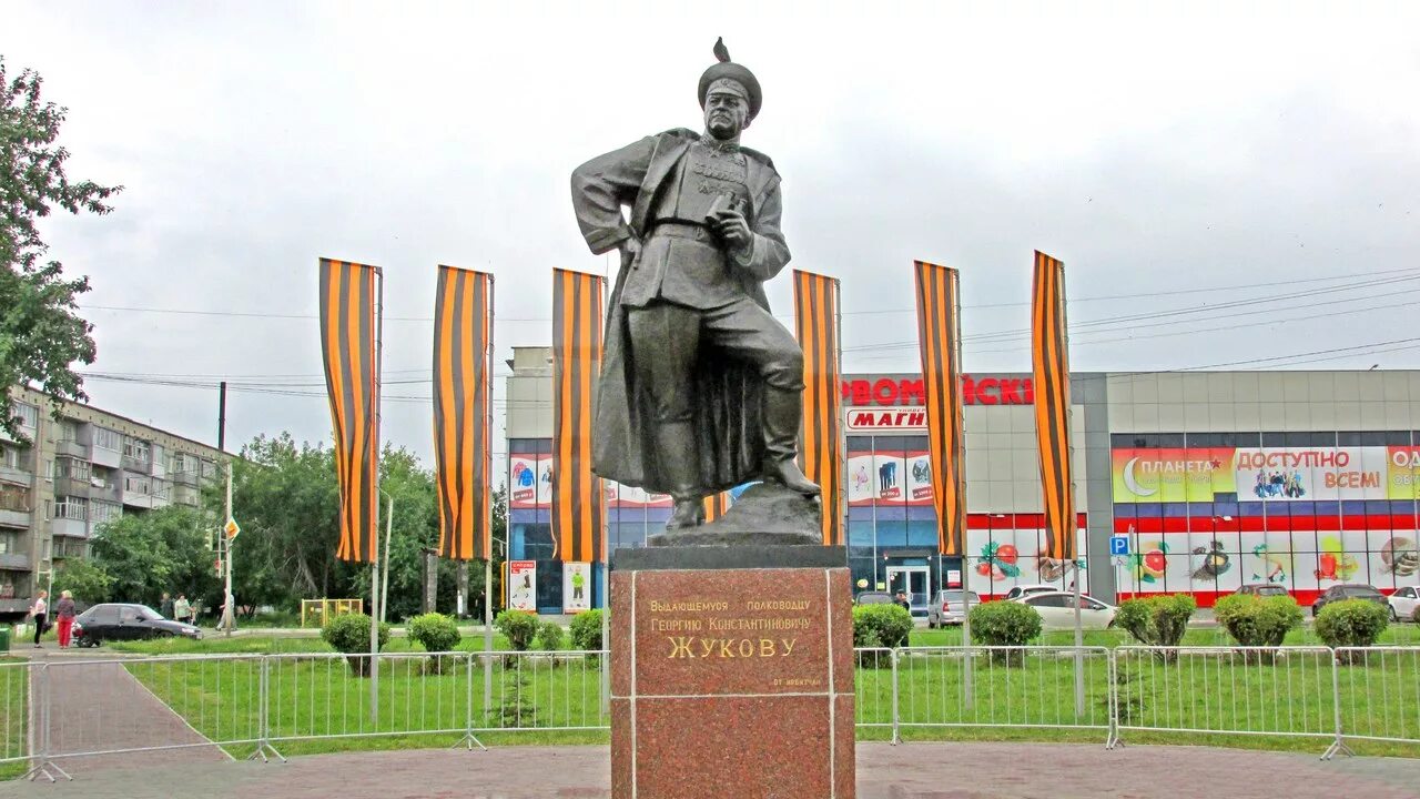 Памятники города ирбит. Памятник жукову в ирбите. Памятник жукову в ирбите. Памятник екатерине 2 в ирбите. Екатерина 2 ирбит.