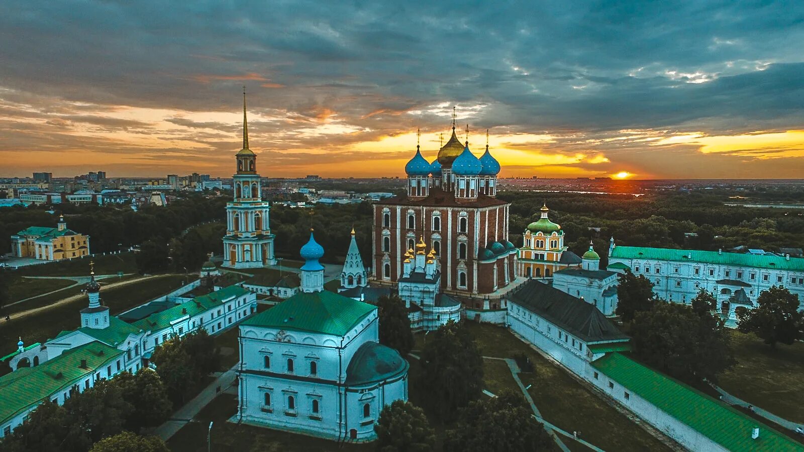 Рязань Кремль. Г.Рязань (Рязанский Кремль). Рязанский государственный историко-архитектурный музей-заповедник. Рязанский Кремль достопримечательности Рязани. Кремлевский вал