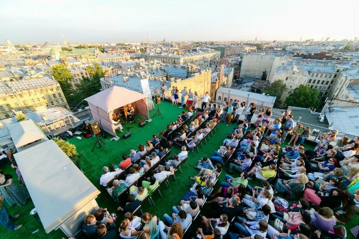 Roof fest. Руф фест СПБ. Крыша Руф фест Москва. Руф концерт на крыше СПБ. Концерты на крыше Руф фест в Санкт-Петербурге.