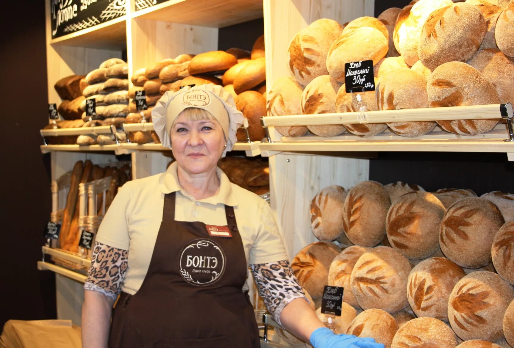 Продавец хлебобулочных изделий. Продавец хлеба. Хлеб в магазине. Эмиль бонтэ рязань. Сытная площадь омск супермаркет.
