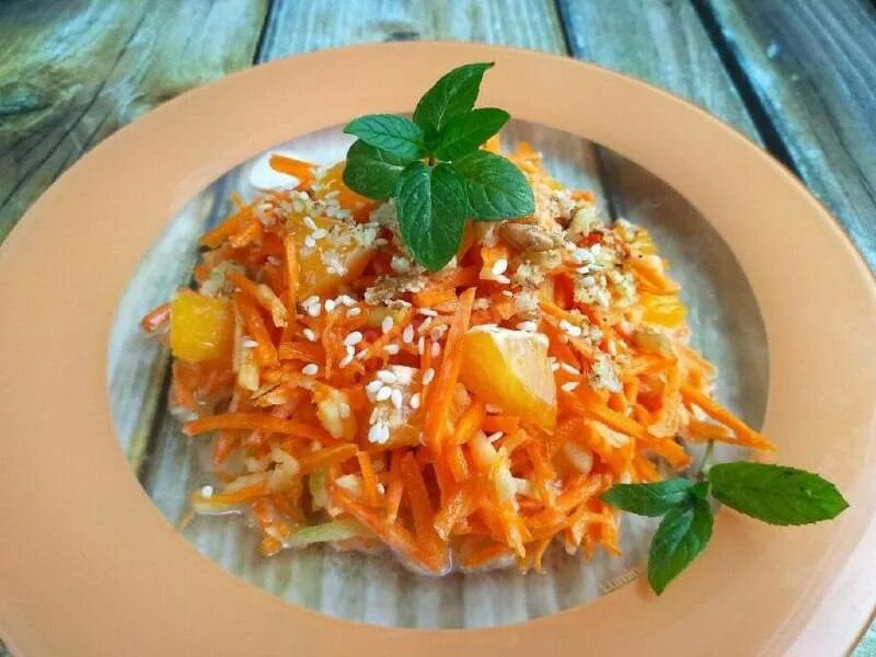 Салат с тыквой и морковью. Салат из моркови с апельсином. салат из моркови и яблока. салат из тыквы и яблок. салат морковь курага.