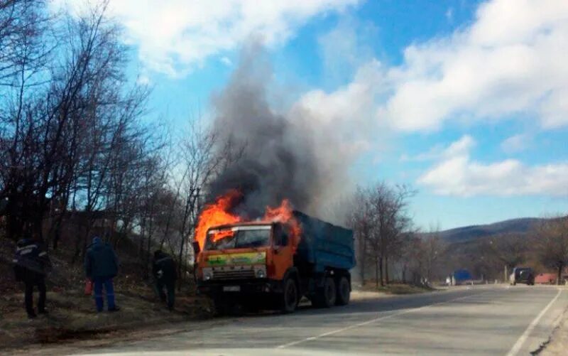 Возгорание грузового автомобиля. Сгорел КАМАЗ на трассе Краснодарский край.