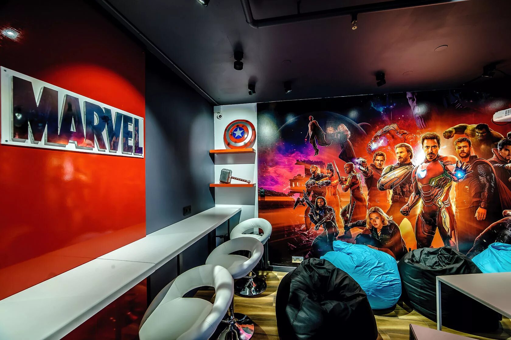 Большая картина в стиле лофт. Лофт тайм. Лофт тайм. Интерьер антикафе лофт. Интерьер кальянной.