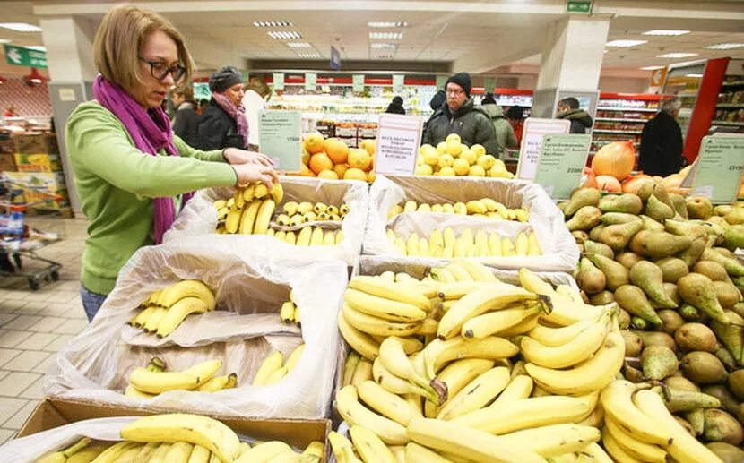 Красивая выкладка банан. Бананы на прилавке. Банан фото. Бананы на прилавке. Банановый магазин.